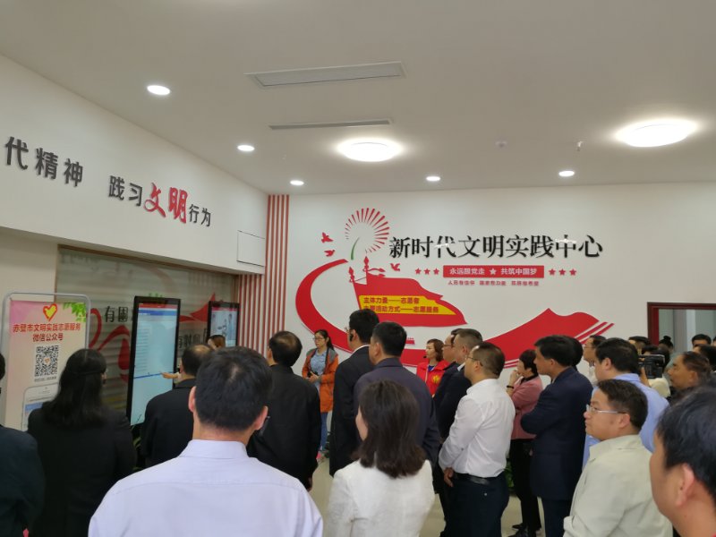 通往吉隆口岸的G216线受损路段约3