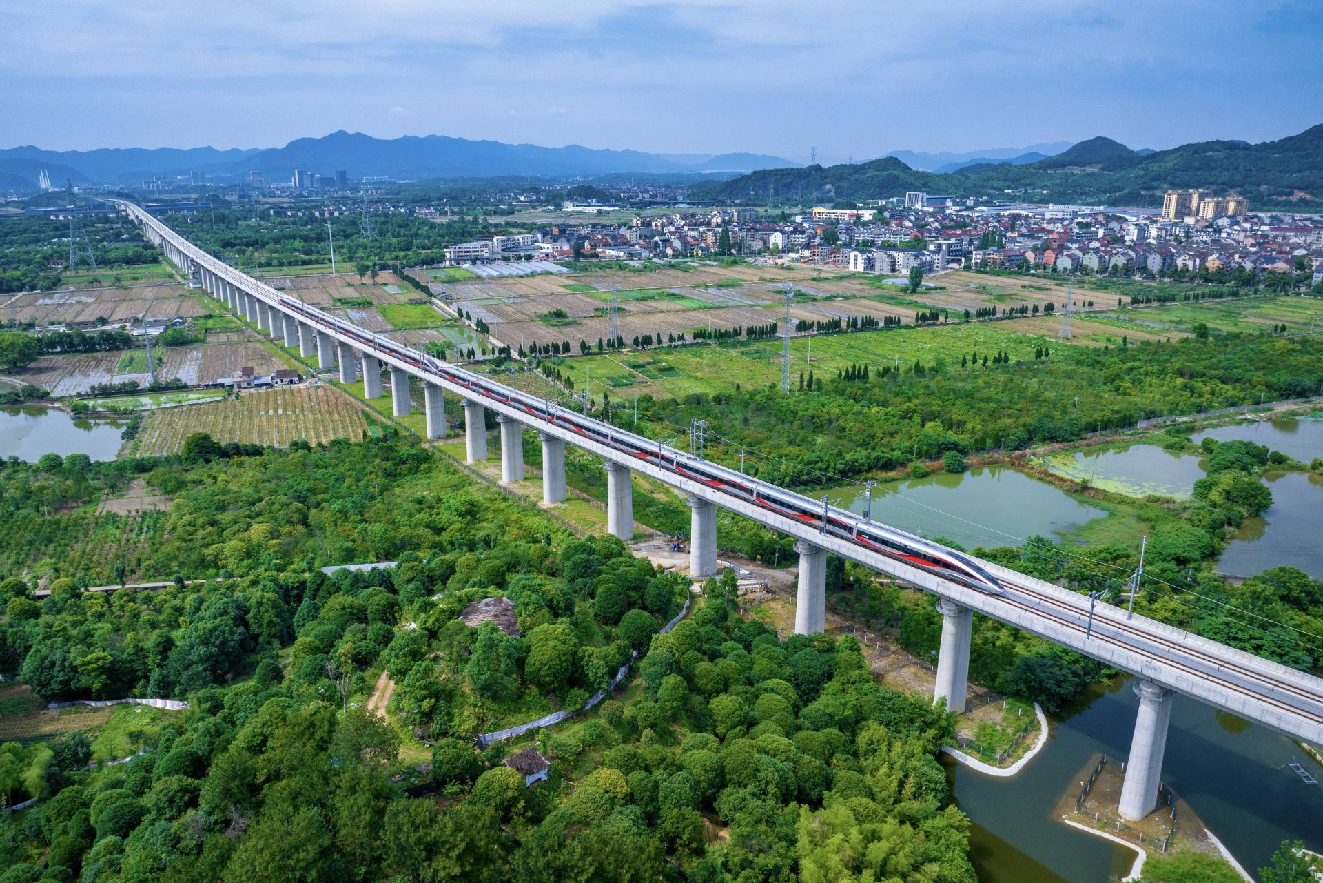 开云注册赠送交警发布高速公路出行安全